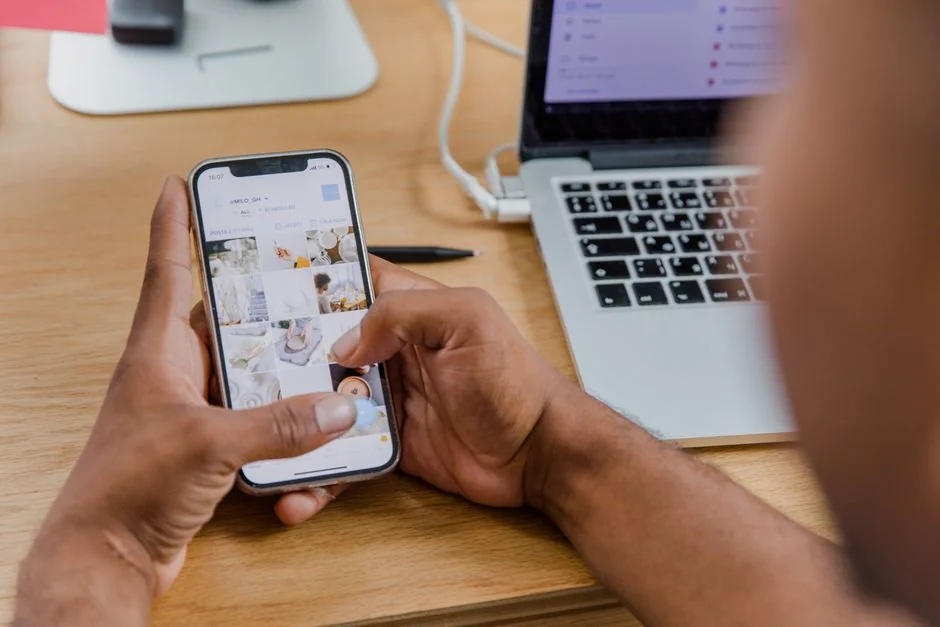 Des lettres de Scrabble formant SEO sur une surface en bois. Parfait pour des thèmes de marketing digital.